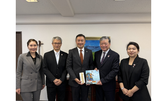 ЕРӨНХИЙ КОНСУЛ А.ЭНХ-АМГАЛАН 11 ДҮГЭЭР САРЫН 20-НЫ ӨДӨР “ОСАКА-КАНСАЙ ЭКСПО-2025” ДЭЛХИЙН ҮЗЭСГЭЛЭН ЗОХИОН БАЙГУУЛАХ ХОРООНЫ ЕРӨНХИЙ НАРИЙН БИЧГИЙН ДАРГЫН ОРЛОГЧ ИЧИНОКИ МАНАЦҮ-ТАЙ УУЛЗАВ